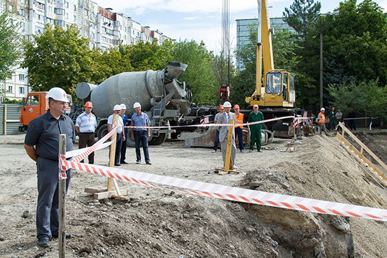Закладка капсулы в фундамент педиатрического стационара в Тирасполе, 3 сентября 2013 г