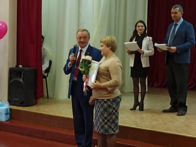 От имени депутата от "РОДИНЫ" Вячеслава Илюхина новосибирской школе подарили снегоуборочную машину