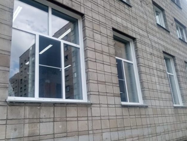В детской библиотеке им. Волкова в Новосибирске зимой будет тепло благодаря новым окнам