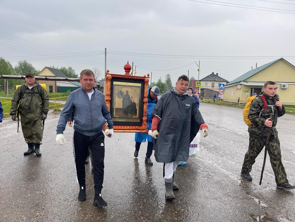 Родинцы из разных регионов вышли на крестный ход с иконой Святого Владимира