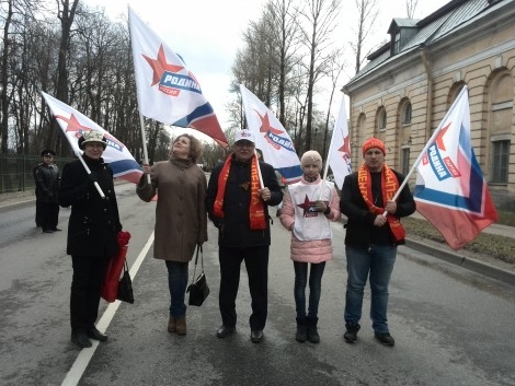 Соратники отметили День Победы на плацу перед Гатчинским дворцом