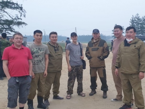 ОБЩЕСТВЕННИКИ ТУШАТ ПОЖАРЫ В ЯКУТИИ