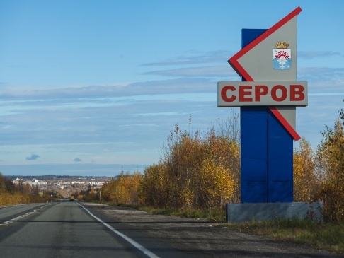 В УРАЛЬСКОМ ГОРОДЕ К ПРИЕЗДУ ГУБЕРНАТОРА ПОМЫЛИ ГРУНТОВУЮ ДОРОГУ