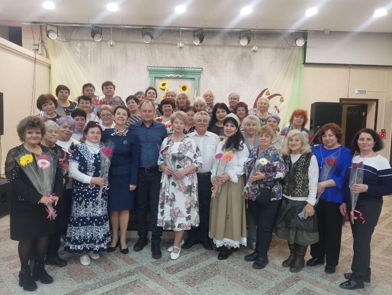 Воронежские депутаты поздравили из "Ретро-клуба 60+" с Днём матери