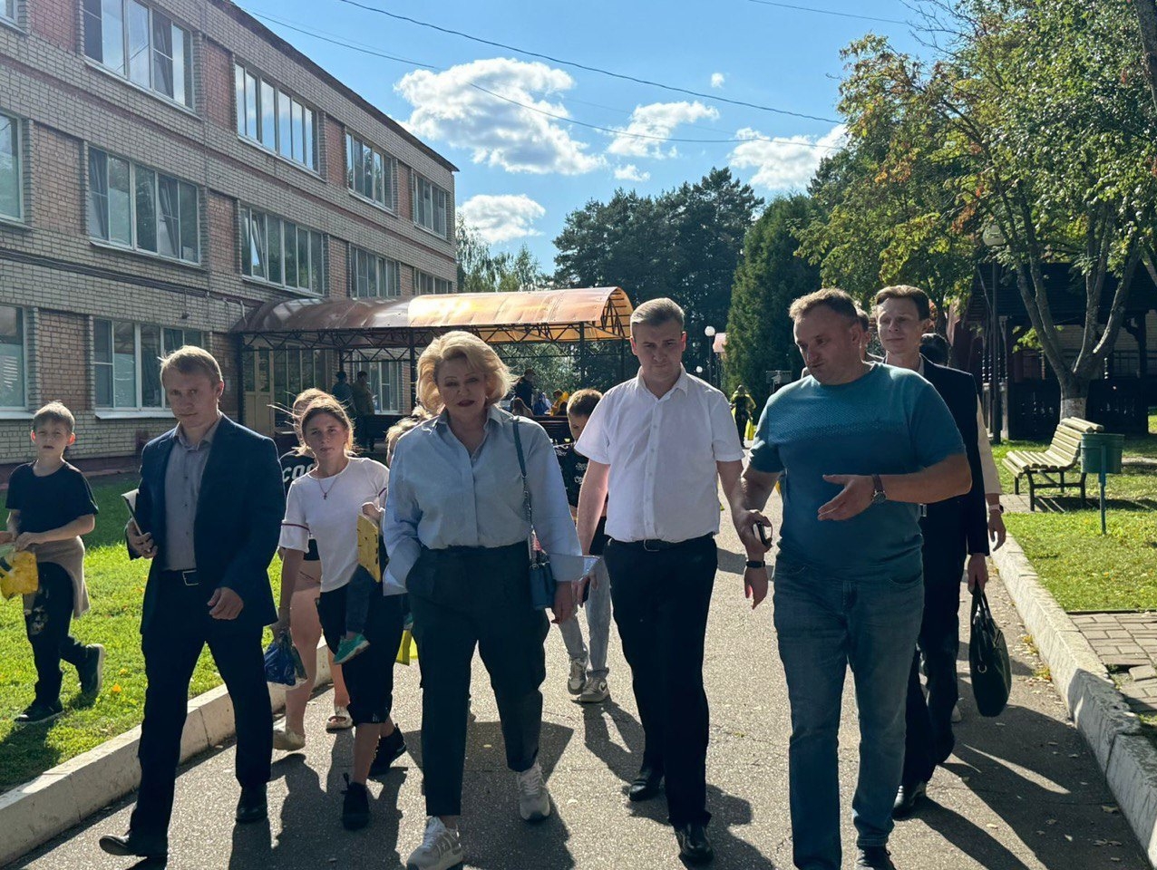 Соратники встретились с пострадавшими от нападения Украины на Курскую область