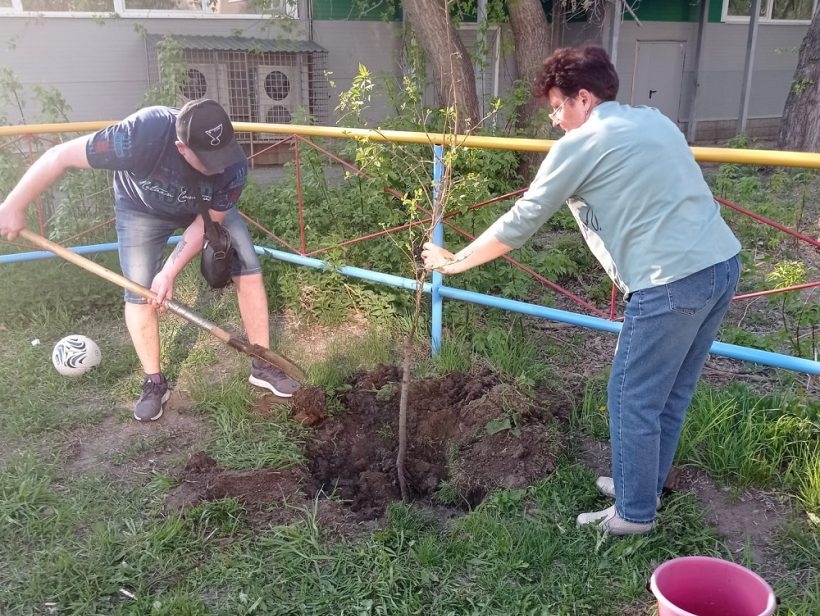 Соратники Новосибирской "РОДИНЫ" провели акцию "Наша Родина — цветущий сад"