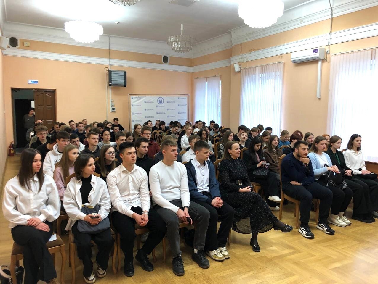 По просьбе Геннадия Селебина Карен Шахназаров предоставил брянской библиотеке право некоммерческого показа фильмов, посвященных ВОВ