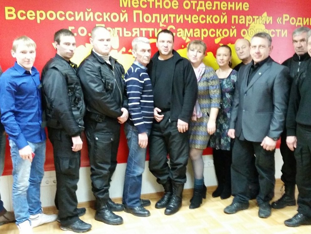 Тольяттинским патриотам вручили партбилеты