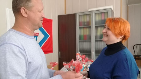 "РОДИНА" провела традиционную благотворительную акцию по вручению пасхальных куличей в Новомосковске