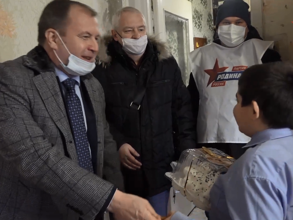 Депутат Сарапульской городской Думы вручил компьютер ребенку из малообеспеченной семьи
