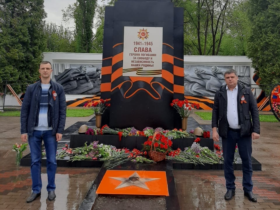 В Семилукском районе Воронежской области родинцы возложили цветы павшим героям