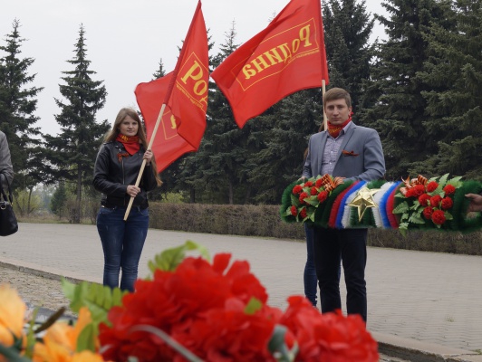 Омские родинцы возложили гирлянду к памятнику Солдата-Победителя