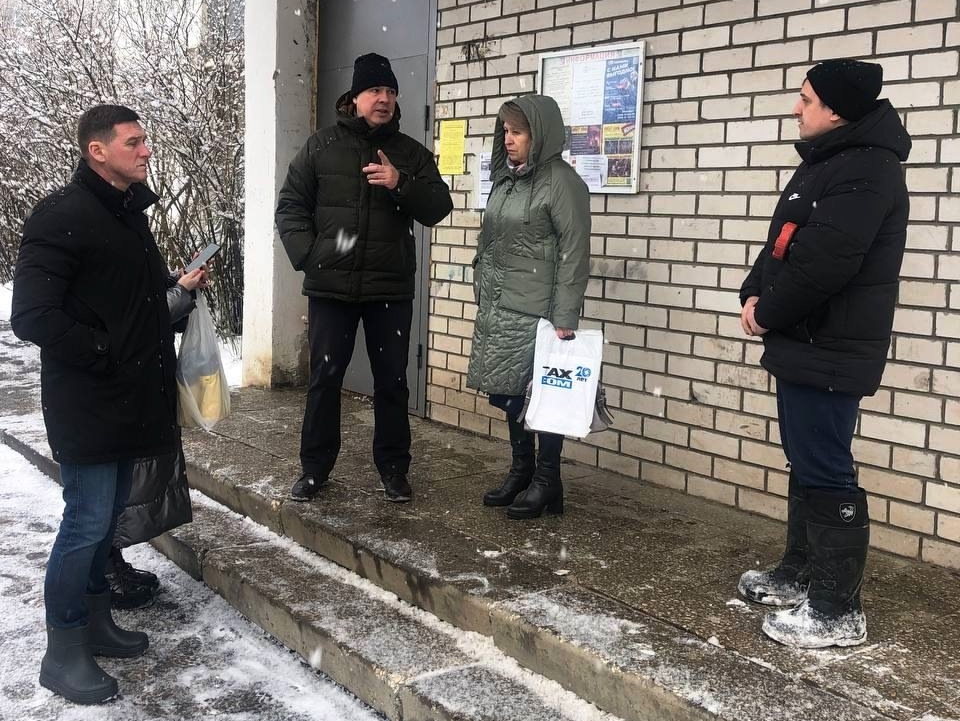 Сергей Захаров провел осмотр проблемного многоквартирного дома