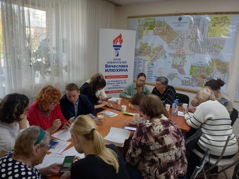 В общественной приемной Вячеслава Илюхина возобновился цикл занятий проекта "Смартфон – твой друг"