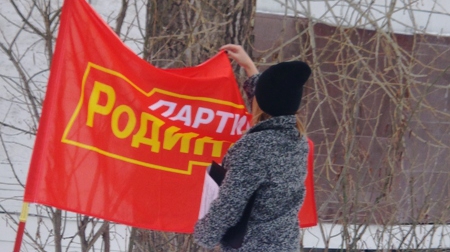Челябинские патриоты провели пикет в защиту памятника Курчатову