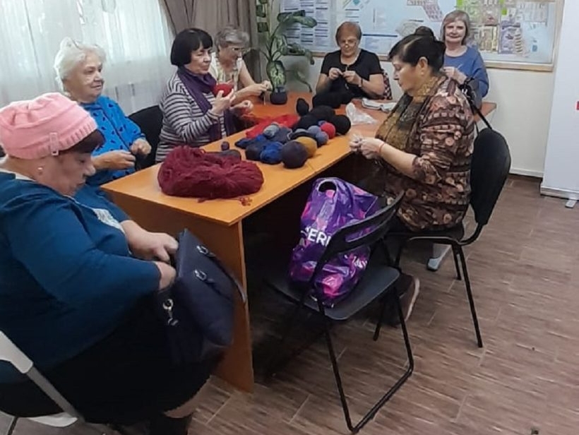 Клуб избирателей Вячеслава Илюхина организовал акцию "Вяжем носки солдату"