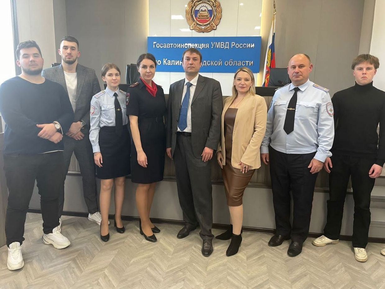 Молодежка Калининградской команды партии "РОДИНА" поддержала акцию "Один день в профессии"