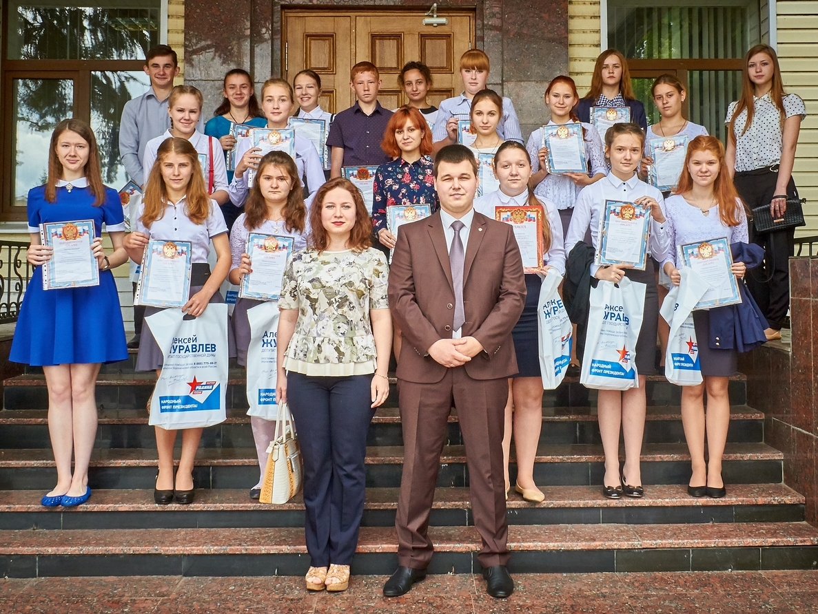 Журавлев оценил сочинения юных писателей Аннинского района Воронежской области