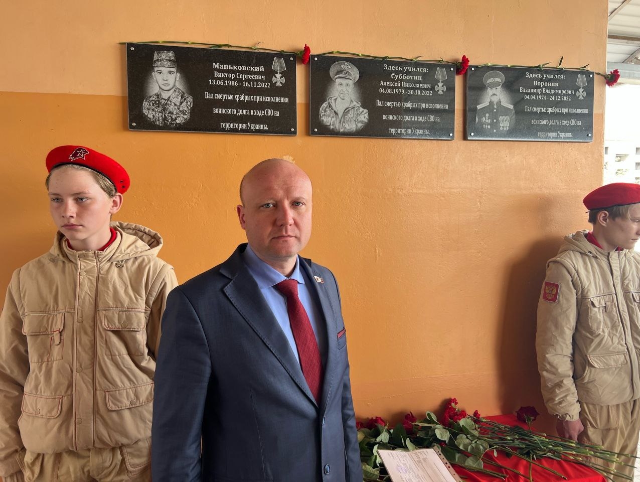 Игорь Борисов помог в изготовлении памятных табличек героям