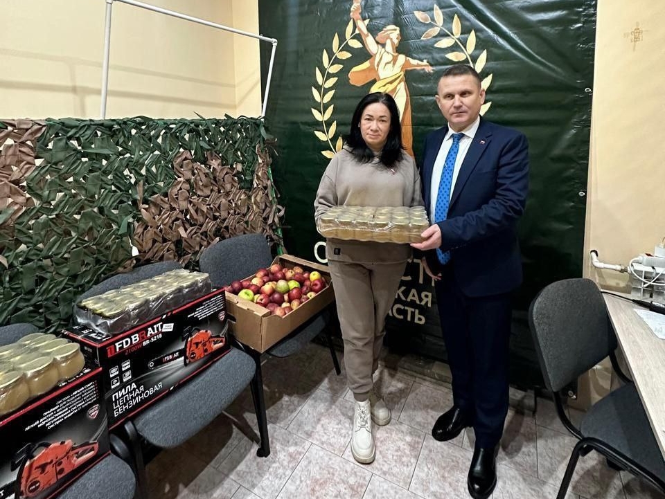 Геннадий Селебин передал от коллектива Брянской облбиблиотеки гумпомощь для нужд СВО