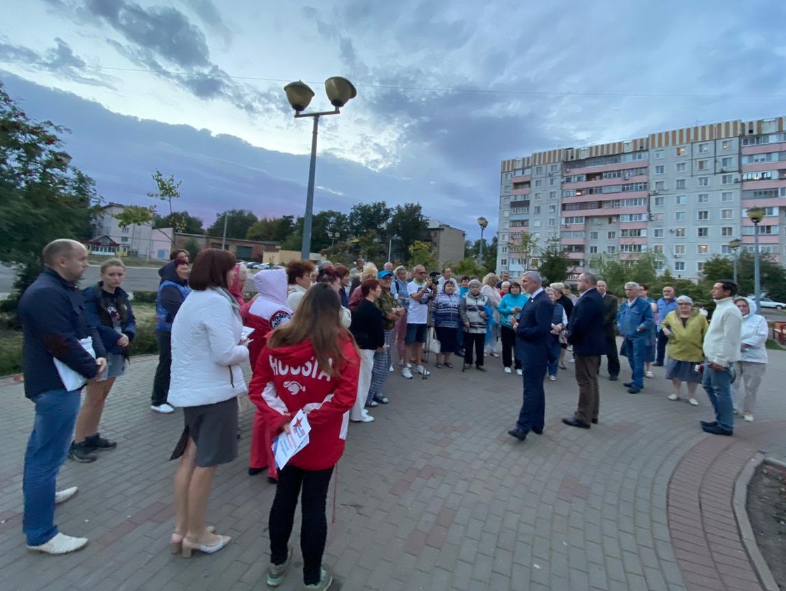 Журавлев и Косенков провели уличную встречу с избирателями в Тамбове