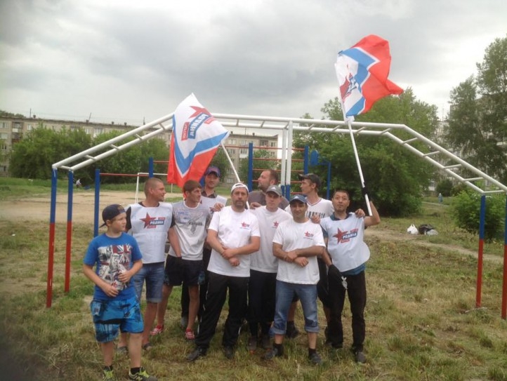 Новосибирские партийцы провели экологический субботник на заброшенной спортивной площадке