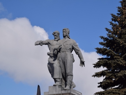 СВЕРДЛОВСКАЯ "РОДИНА" ПРЕДЛОЖИЛА РАЗМЕСТИТЬ НА ПЯТИТЫСЯЧНЫХ КУПЮРАХ ПАМЯТНИК ДОБРОВОЛЬЦАМ УРАЛА