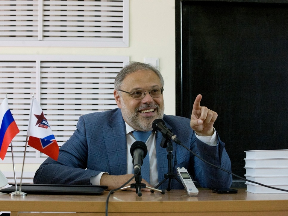 Михаил Хазин дал совет, как сберечь свои деньги и накопить на старость