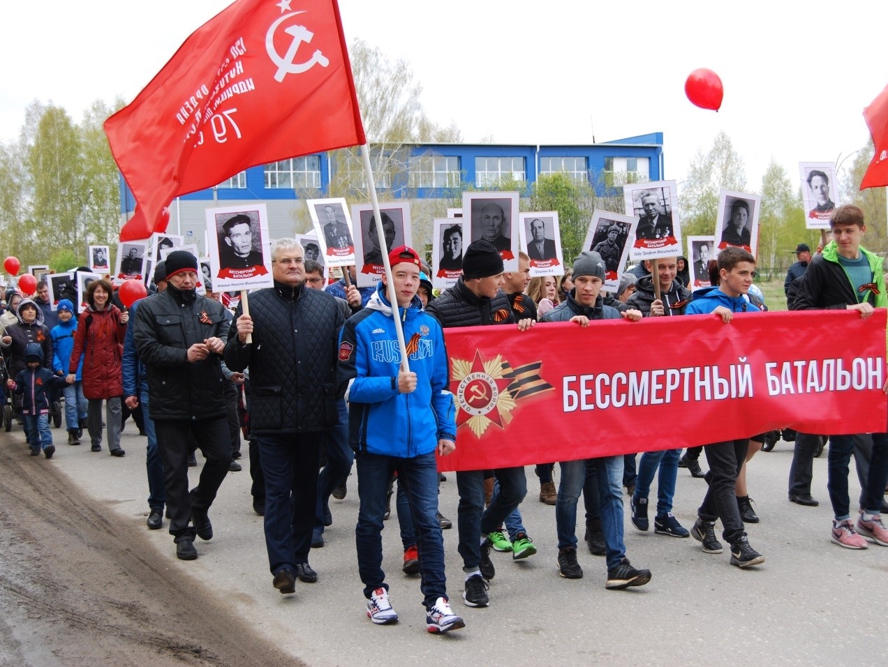 Вячеслав Илюхин прошёл в строю "Бессмертного полка" по улицам Новосибирска