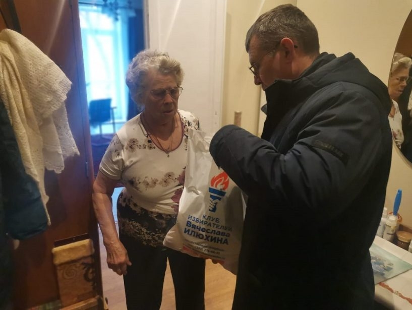 Клуб избирателей Вячеслава Илюхина вручил подарки ветеранам-блокадникам