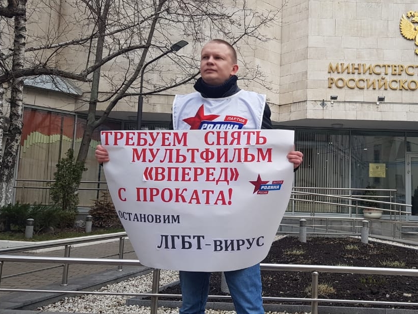 "ТИГРЫ РОДИНЫ" провели одиночные пикеты у здания Минкульта