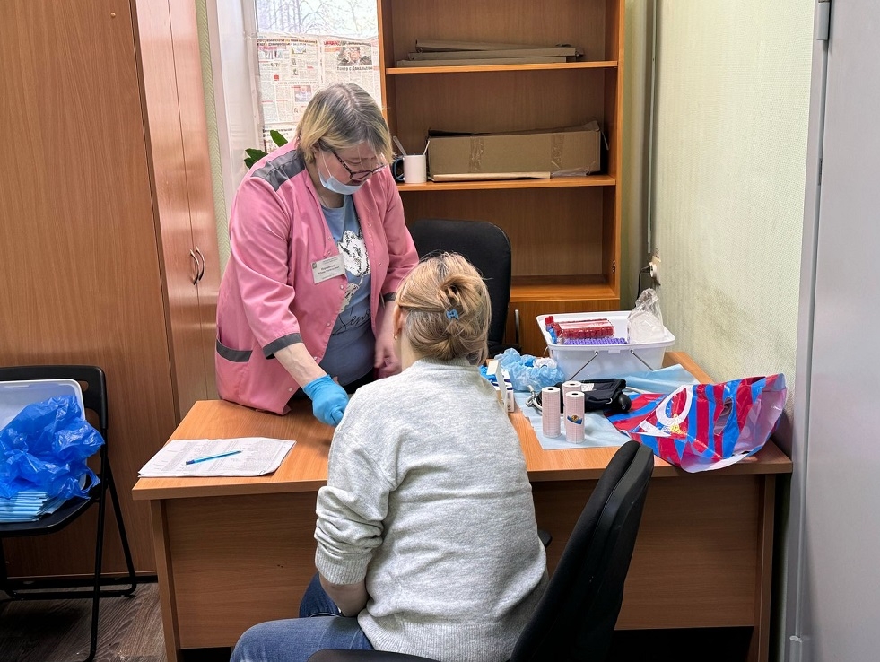 Клуб избирателей Вячеслава Илюхина совместно с больницей №25 организовали для людей старшего возраста прохождение диспансеризации