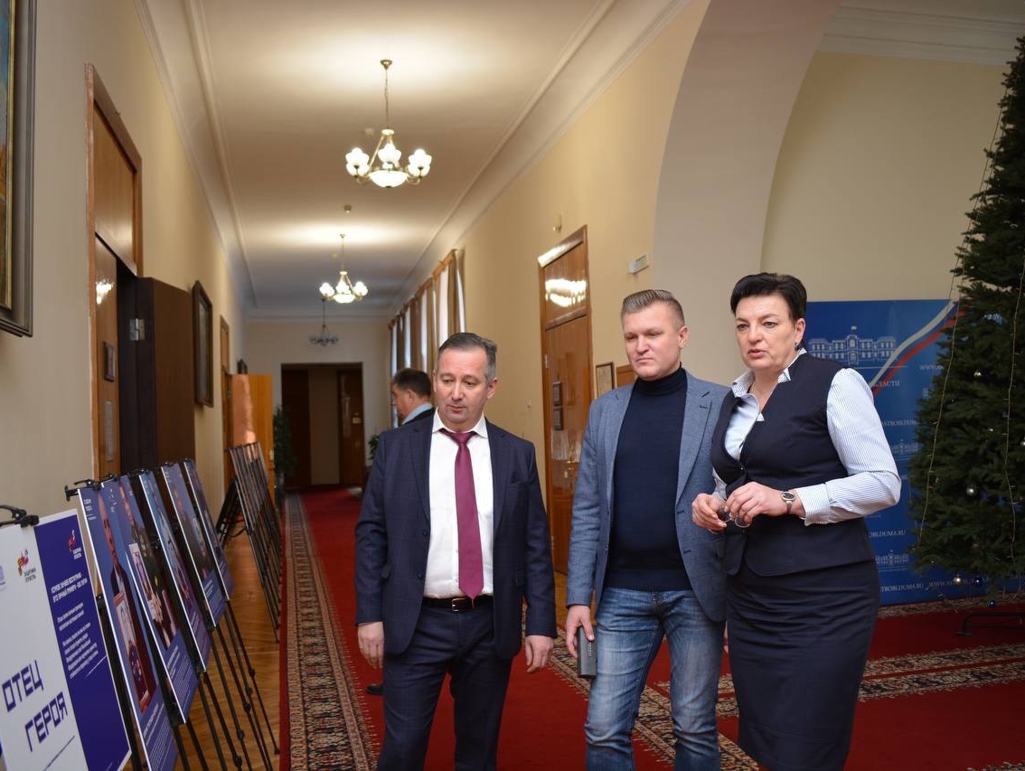 Владимир Сухарев посетил фотовыставку "Отец героя"