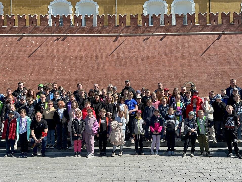 Журавлев вместе с юными спортсменами возложил цветы к Вечному огню