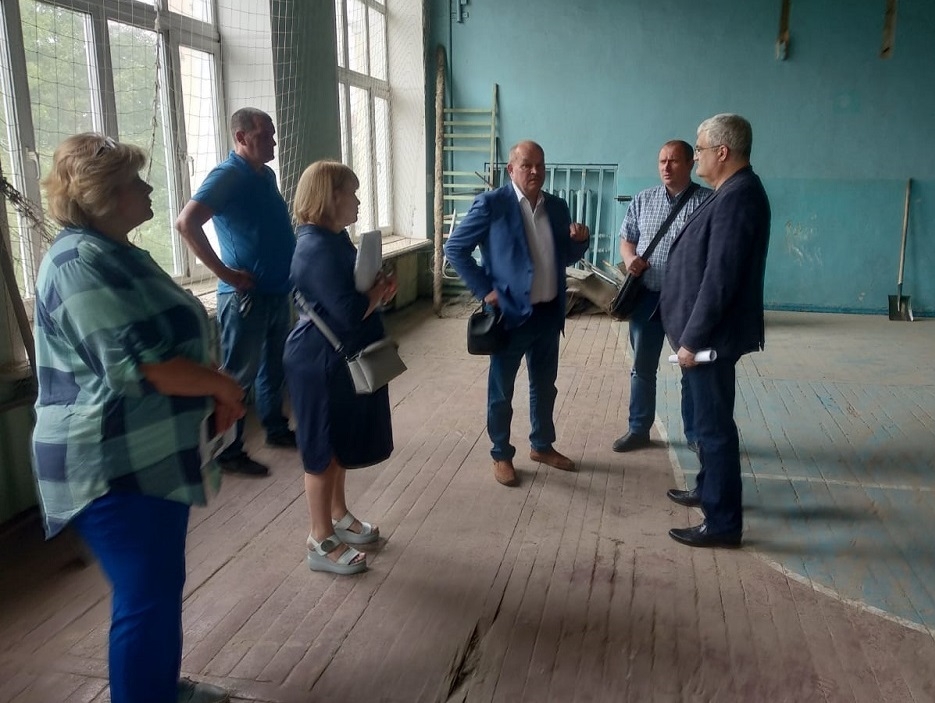 Вячеслав Илюхин лично контролирует ремонт школы, который ведется в рамках исполнения наказов избирателей