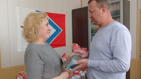 "РОДИНА" провела традиционную благотворительную акцию по вручению пасхальных куличей в Новомосковске