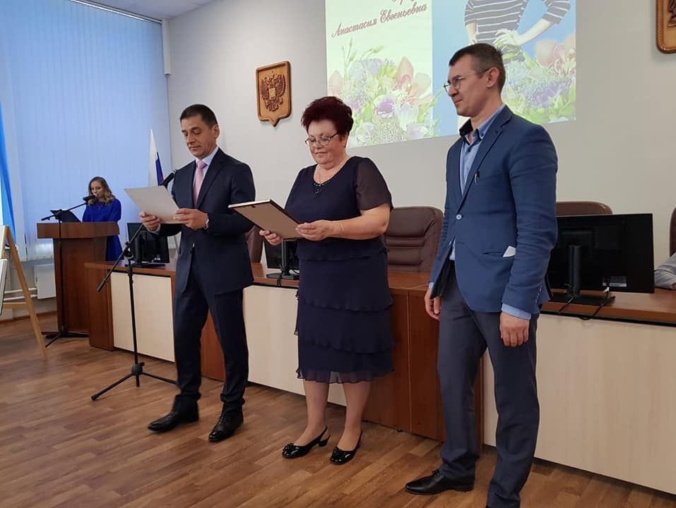Новосибирская "РОДИНА" поздравила выпускников с получением аттестатов