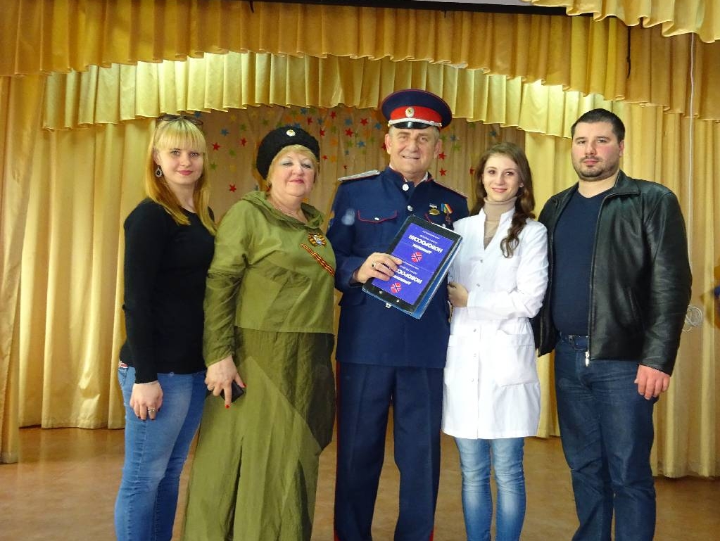 Партийцы Новочеркасска приняли участие в концерте "Мы с тобой, Донбасс!"