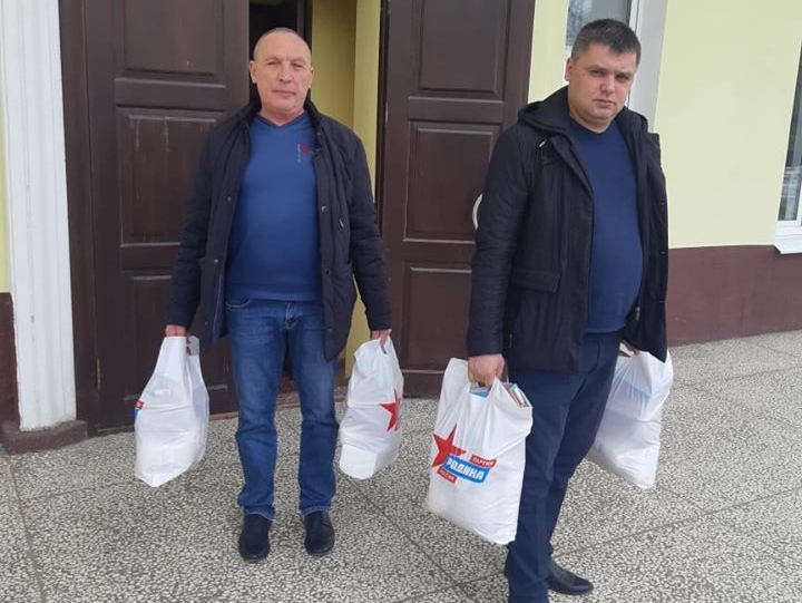 В Семилукском районе Воронежской области соратники раздали продуктовые наборы многодетным и малоимущим семьям