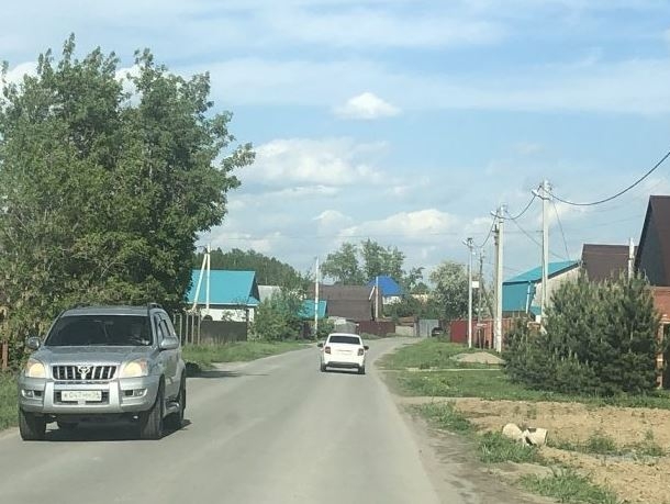 Родинцы в Новосибирске ускорили строительство тротуара на опасной дороге