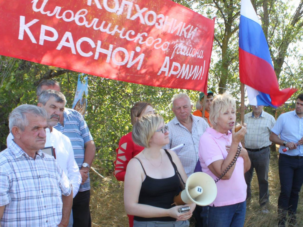 Волгоградские партийцы засеяли поле Мира семенами озимых культур