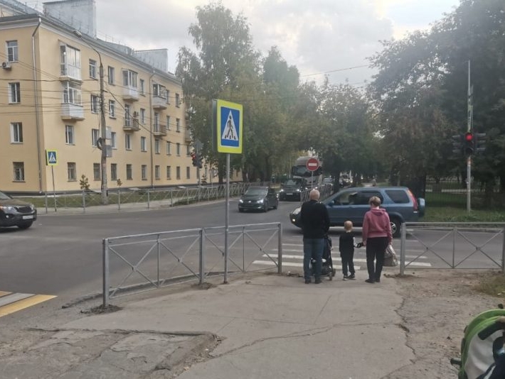 По обращению жителей к Вячеславу Илюхину у пешеходного перехода в Новосибирске установили металлическое ограждение