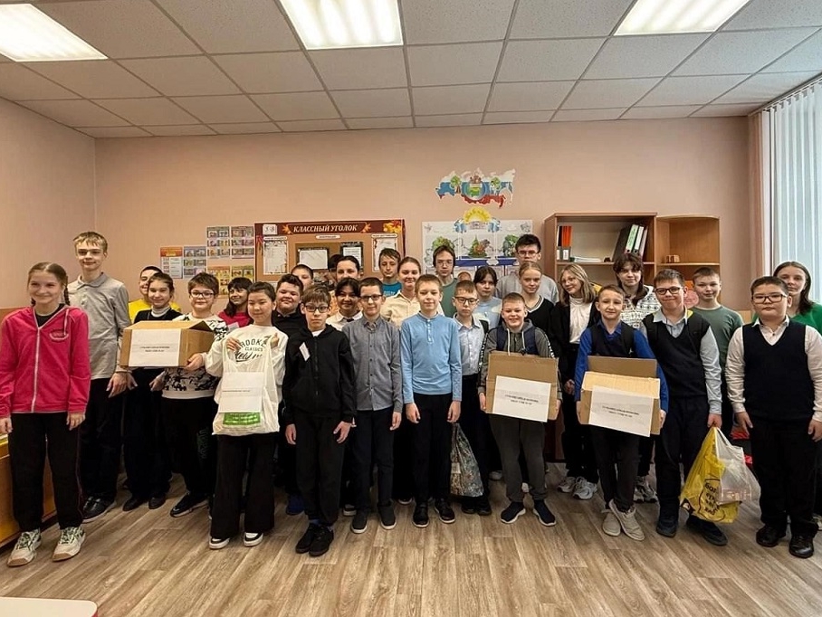 Школьники передали в Клуб избирателей Вячеслава Илюхина гумпомощь для воинов СВО