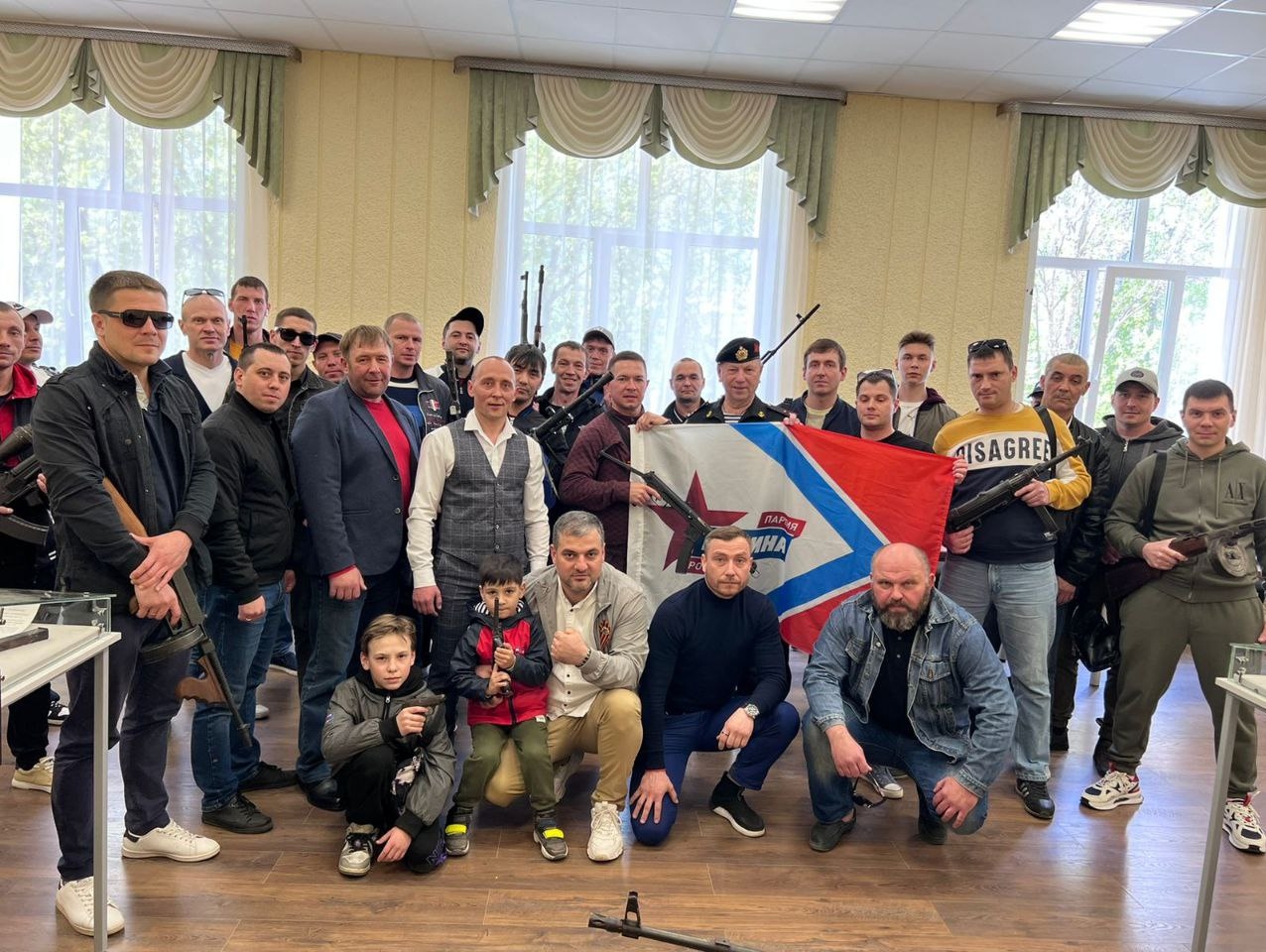 Пермское реготделение "РОДИНЫ" в День Победы провело выставку во дворце культуры