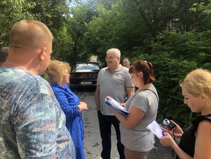 Вячеслав Илюхин принял участие в рейде рабочей группы, которая проверила качество работ во дворах