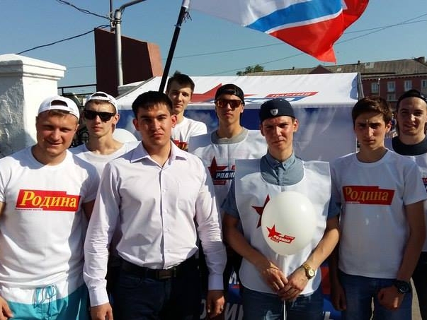 Настоящее праздничное шоу устроили активисты барабинского отделения "РОДИНЫ" в День России