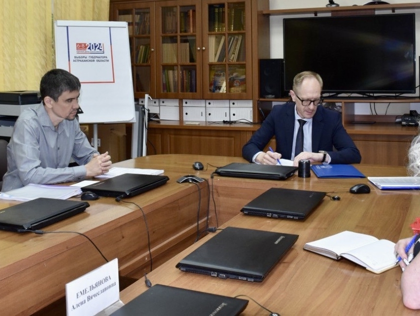 Кандидат в депутаты Думы Астраханской области от "РОДИНЫ" подал документы в избирком