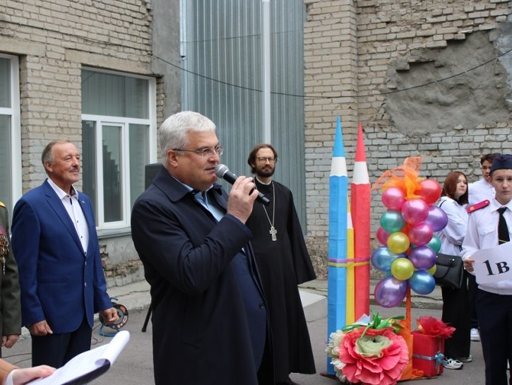 Школьники Новосибирска получили подарки и поздравления от Вячеслава Илюхина и Леонида Рыбина