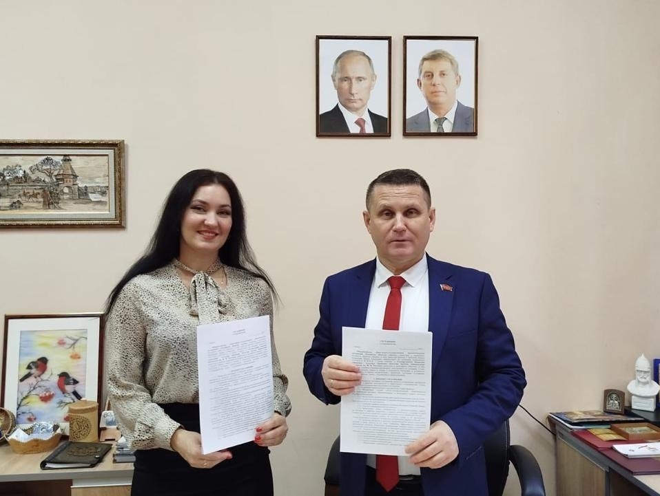 Геннадий Селебин подписал соглашение с обществом "Знание"