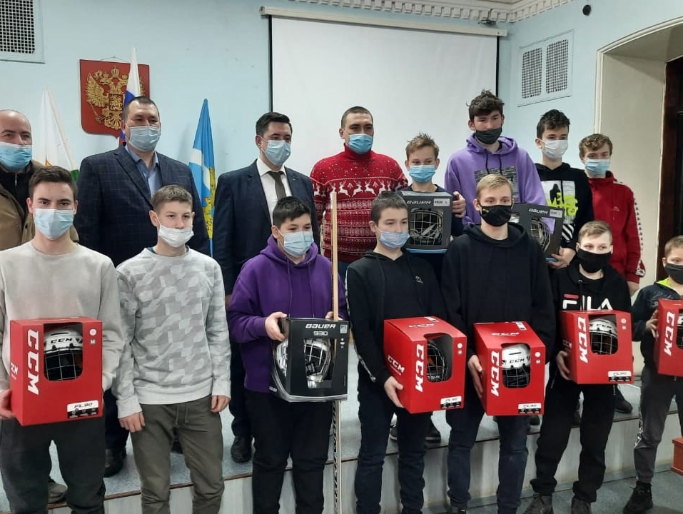 Игроки хоккейной команды под руководством кировского родинца получили форму и экипировку